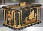 Eine "Holzbox", ein Originalstück, das griechische Häftlinge für Dr. Sora (Arzt im KZ, der die Häftlinge mit Respekt behandelte) aus Dankbarkeit noch in Gefangenschaft anfertigten